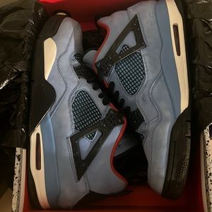 Travis Scott jordan 4